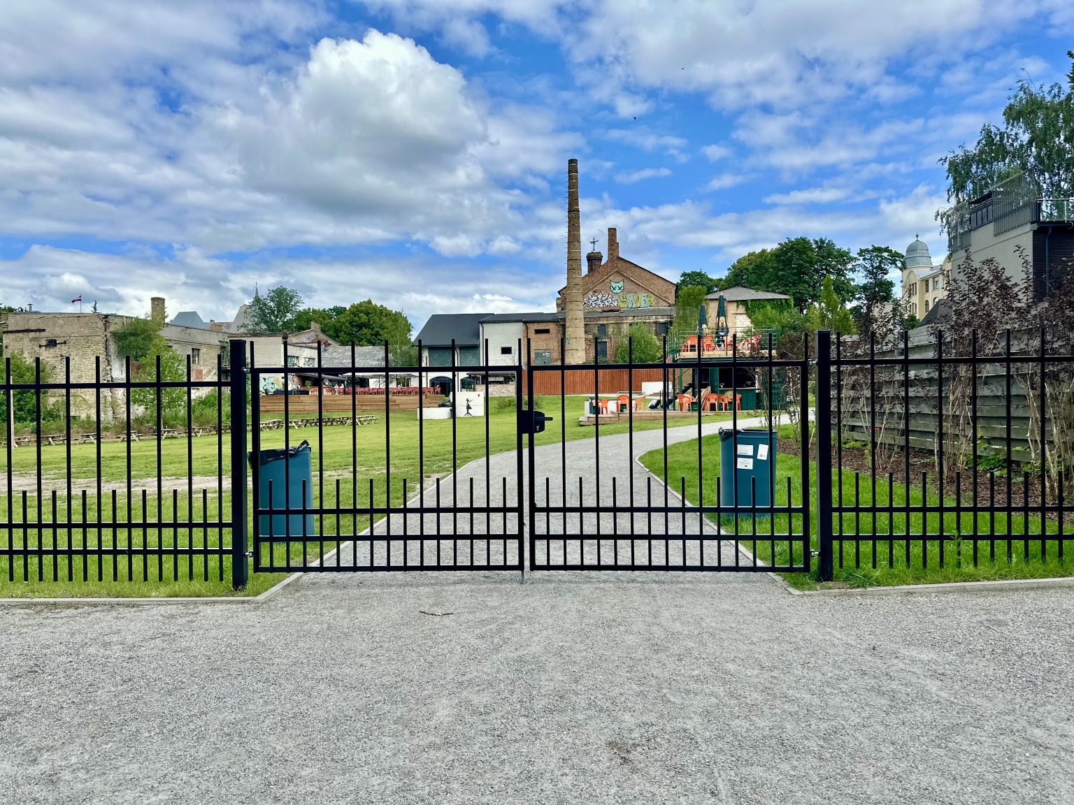 IMG 9009 1 - Aluzinc, metāla logi, metāla sētas, metāla vārti, bīdāmie vārti Rīgā